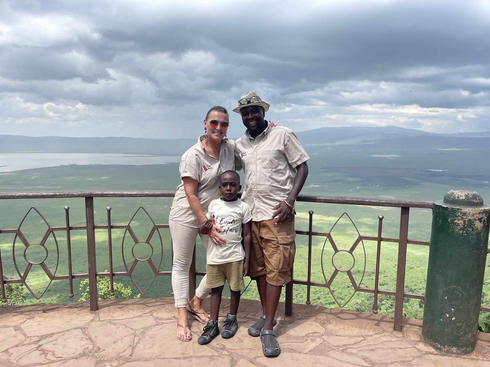 Crater rim family — Einoti Safaris