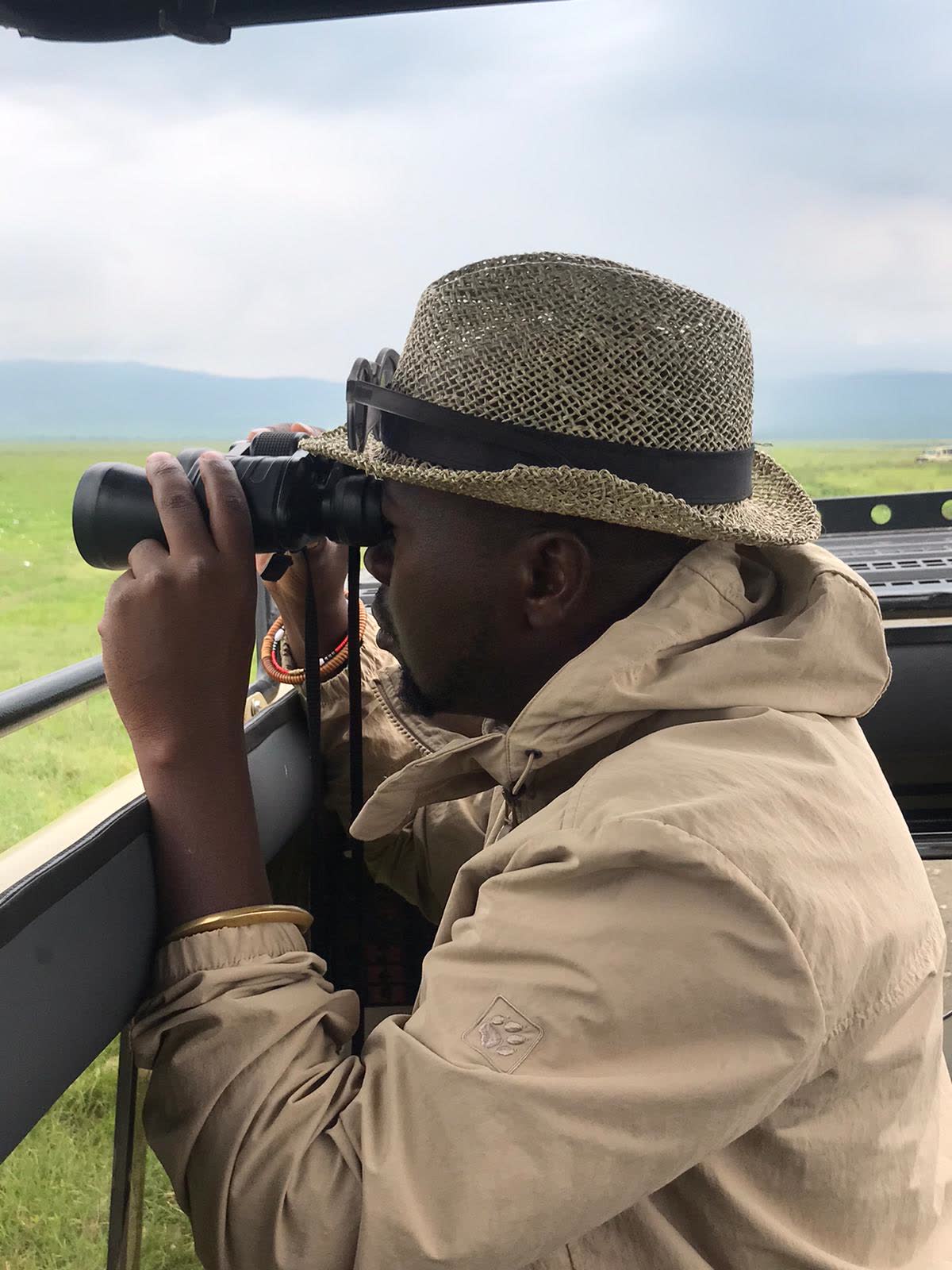 Guide binoculars — Einoti Safaris