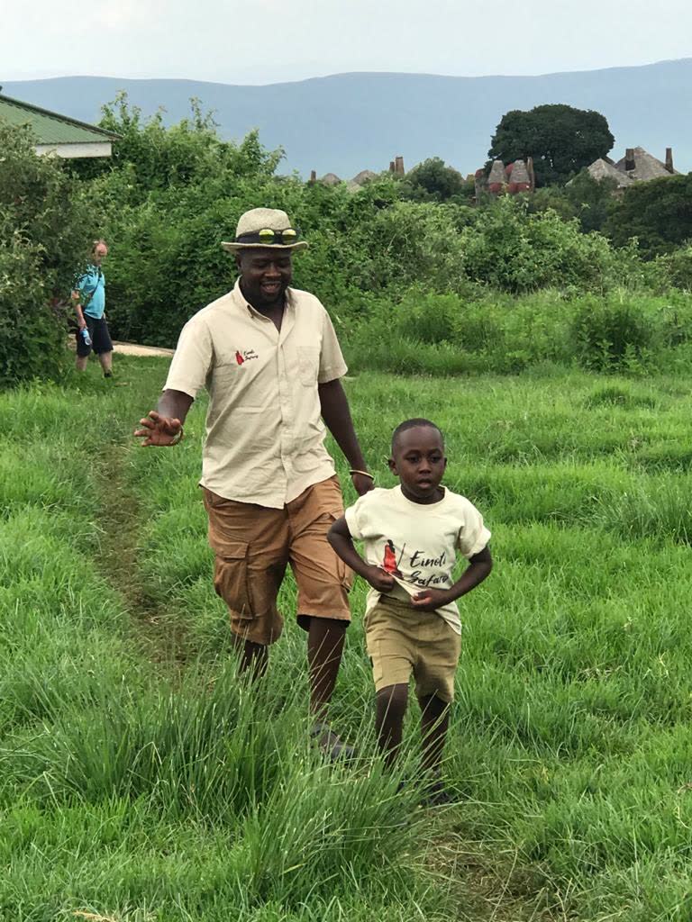 Guide child walk — Einoti Safaris