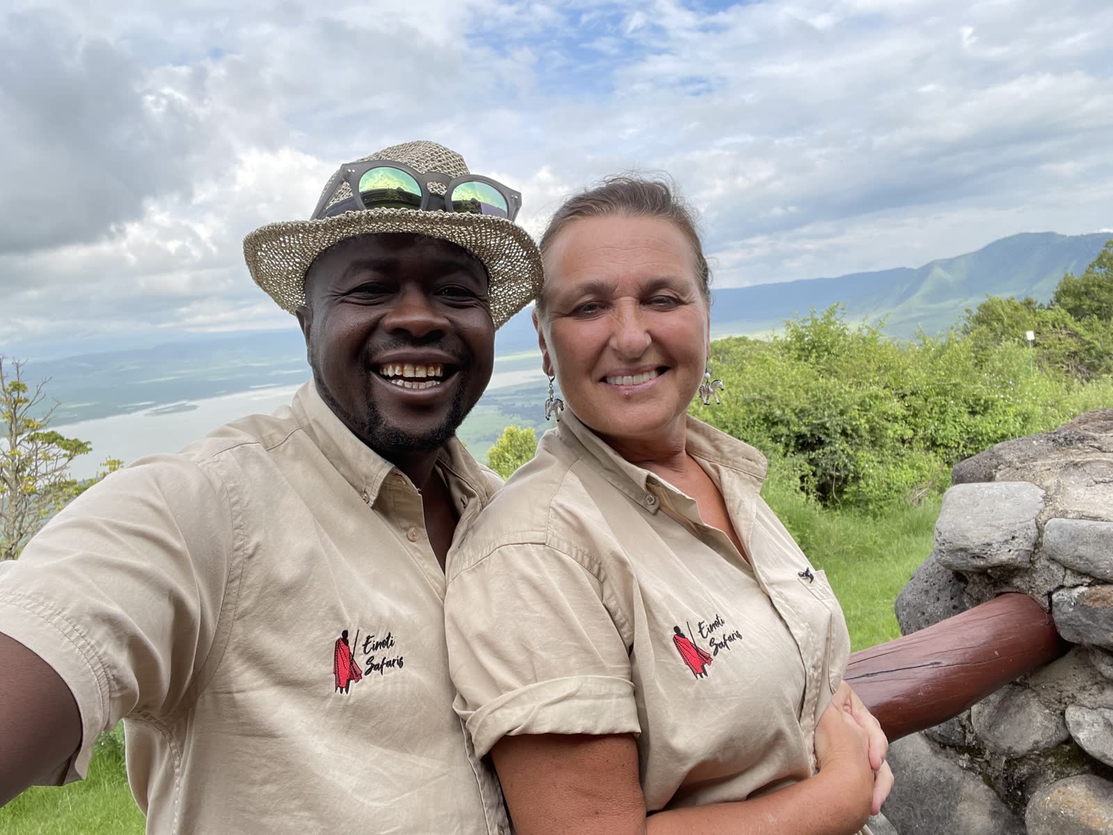 Guide guest crater — Einoti Safaris