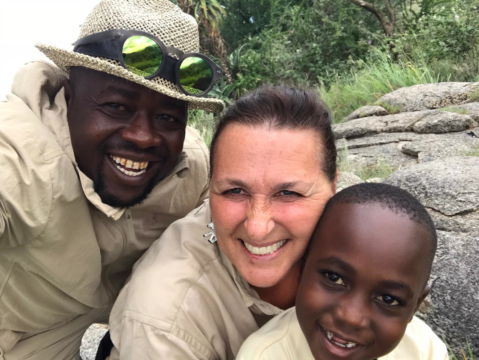 Guide guests selfie — Einoti Safaris