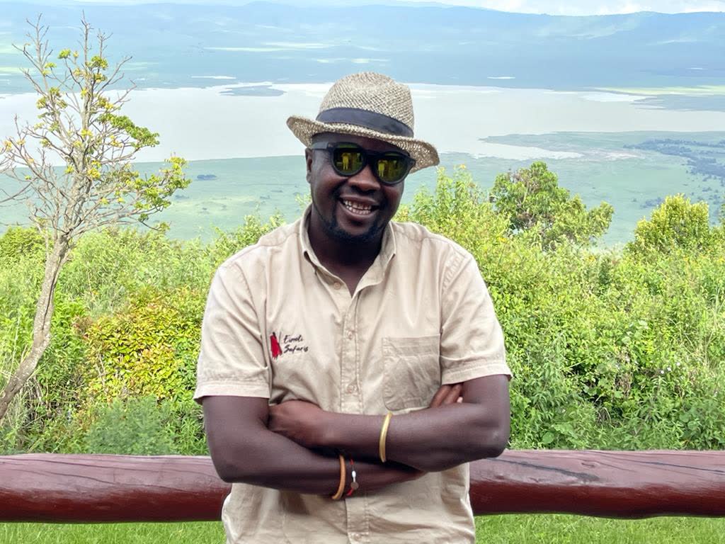 Guide portrait crater — Einoti Safaris