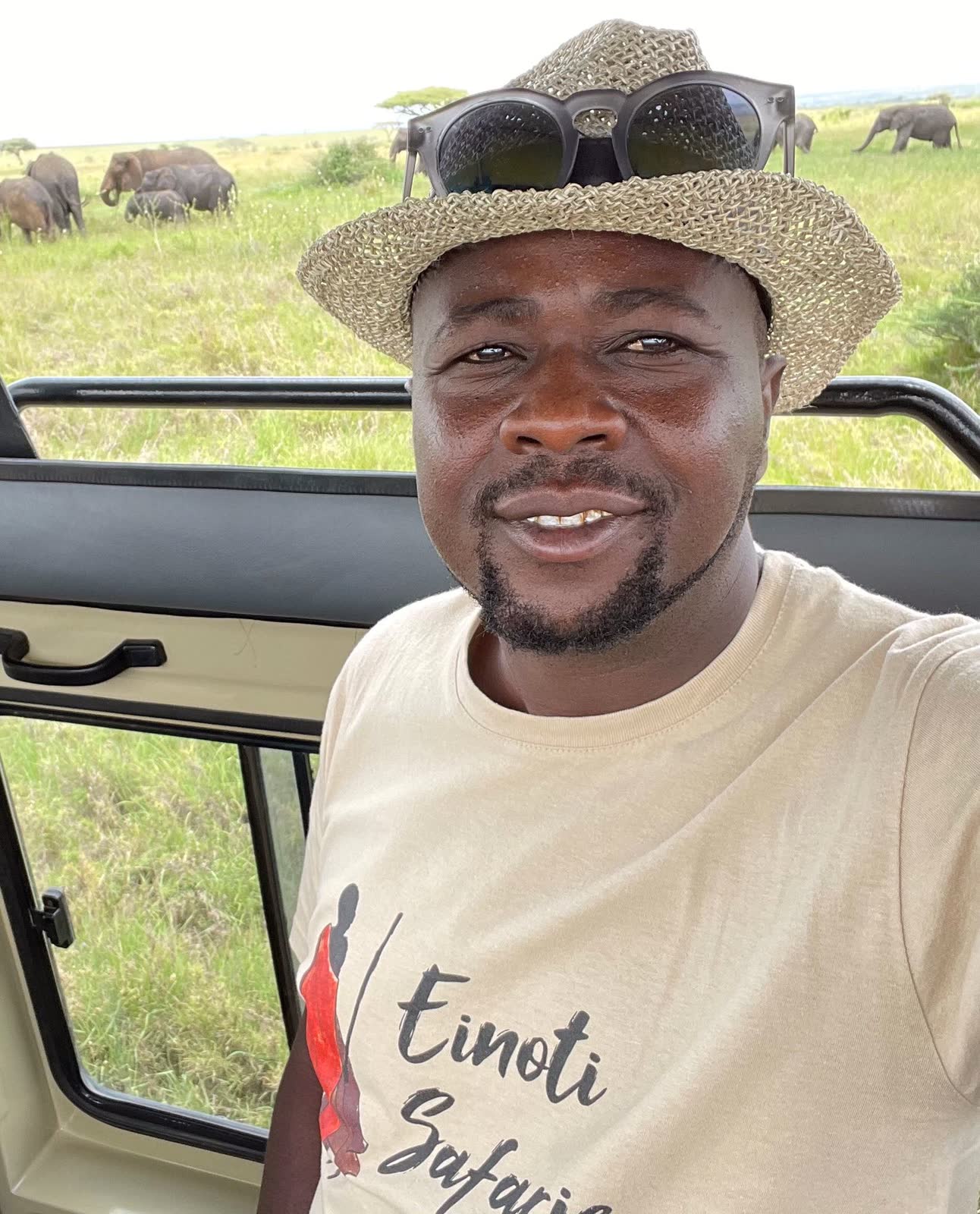 Guide selfie buffalo — Einoti Safaris